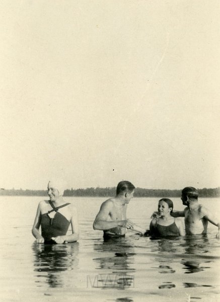 KKE 4994.jpg - Fot. Grupowa. Nad jeziorem Świteź, Miratycze, 1937 r.